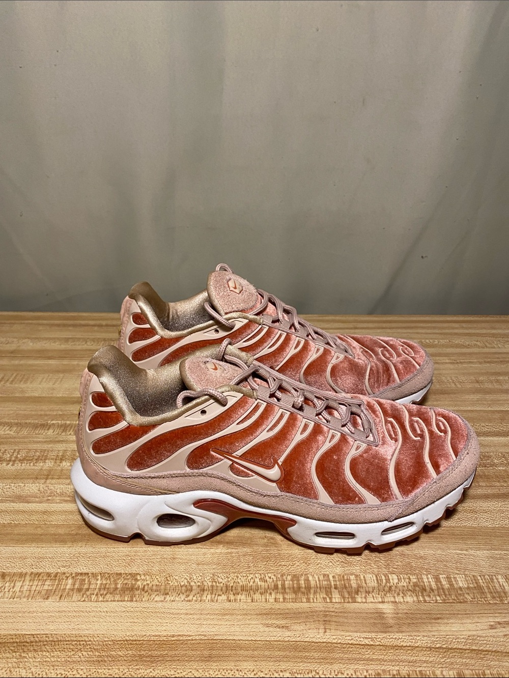 Nike Air Max Plus Lux Dusty Peach Velvet Running Shoes Women’s 9.5